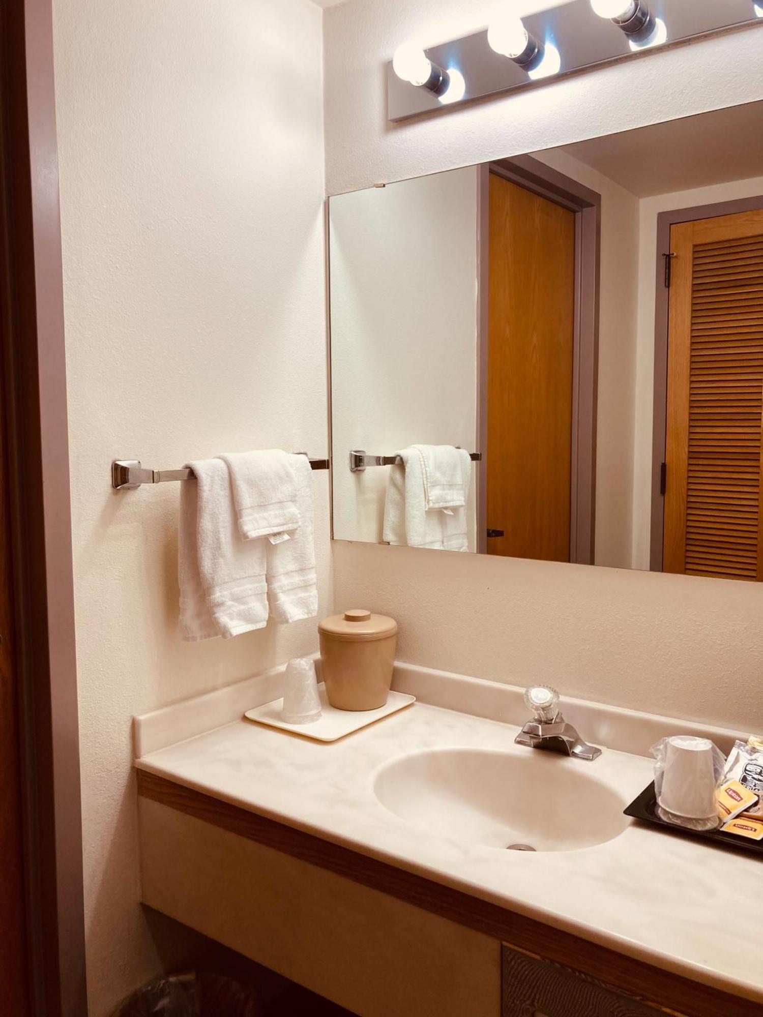 Alex Hotel And Suites Anchorage Bagian luar foto
